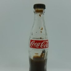 Coleccionismo de Coca-Cola y Pepsi: MUY PEQUEÑA BOTELLA EN MINIATURA DE COCA-COLA.
