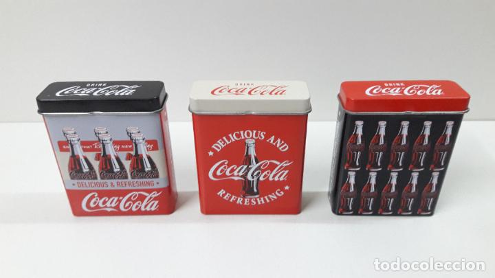 Collecting of Coca-Cola and Pepsi: TRES CAJAS - CONTENEDOR METALICAS DE COCA COLA - ARTICULO PROMOCIONAL . MEDIDA DE ALTURA 9,5 CM