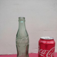 Coleccionismo de Coca-Cola y Pepsi: ANTIGUA BOTELLA DE CRISTAL SERIGRAFIADA DE COCA COLA - 19CM ALTA. Lote 302489793