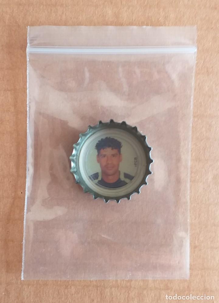 Colecionismo de Coca-Cola e Pepsi: CHAPA DE RIJKAARD BARCELONA FONDO BLANCO COCA COLA A&Ntilde;O 2005. Buen estado.