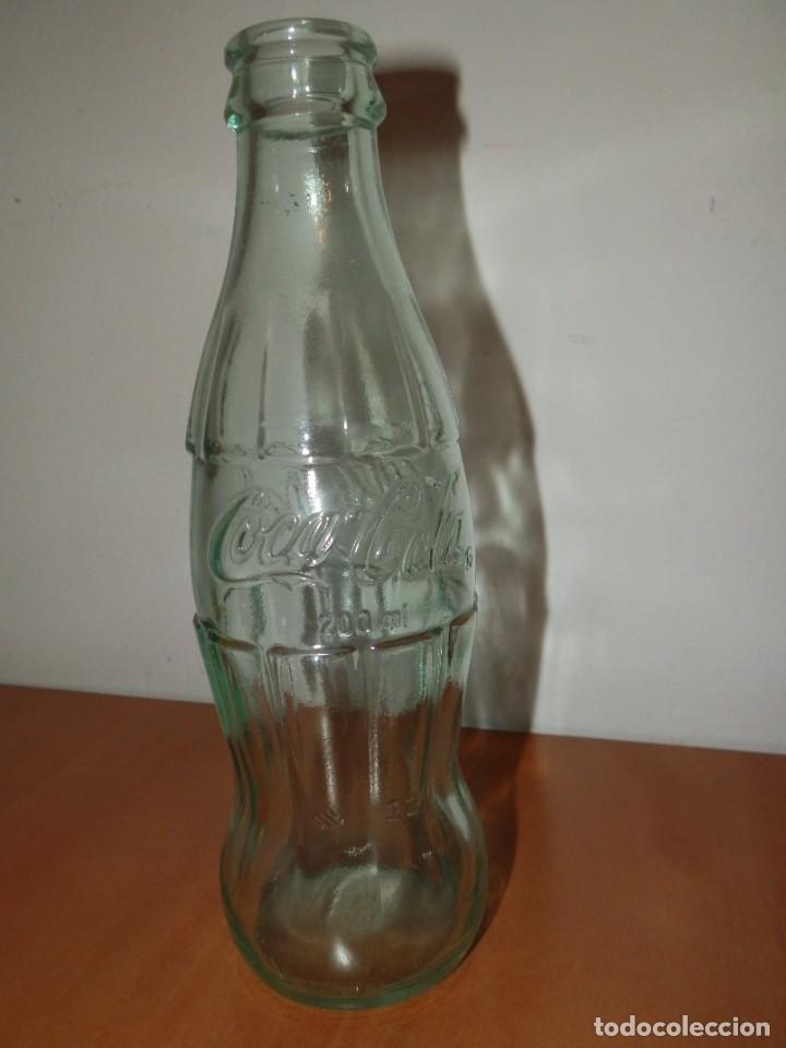Collecting of Coca-Cola and Pepsi: ANTIGUA BOTELLA DE COCA COLA 200 ml. LETRAS EN RELIEVE. 4 BARRAS Y N&ordm; 22 EN LA PARTE BAJA.