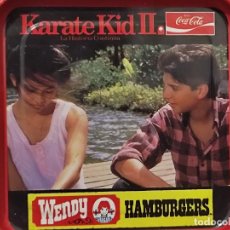 Coleccionismo de Coca-Cola y Pepsi: KARATE KID II COCA COLA WENDY HAMBURGERS PROMOCIONAL CENICERO BANDEJA 10,5 CMS LADO. Lote 311529328