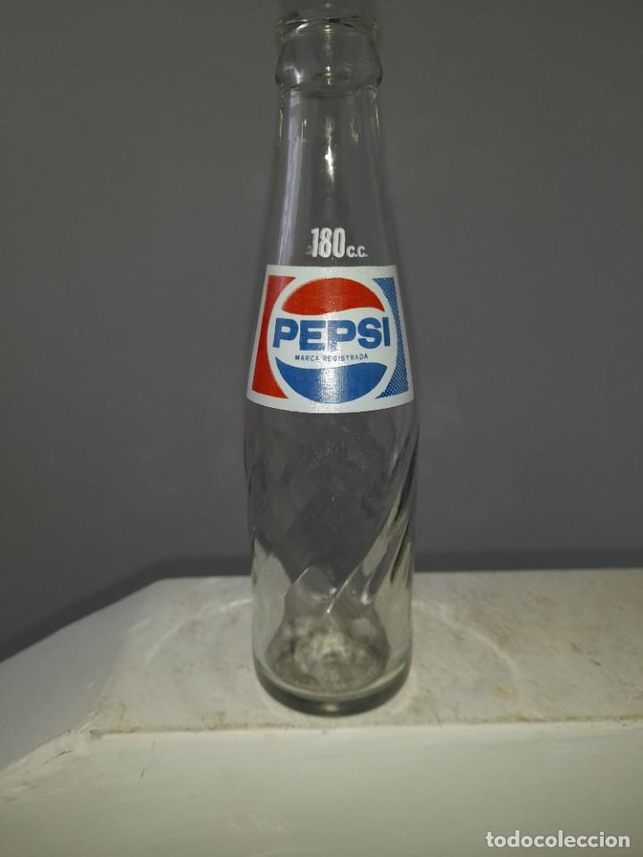Coleccionismo de Coca-Cola y Pepsi: Botella serigrafiada de PEPSI COLA 180 CC - Foto 2