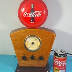 Coleccionismo de Coca-Cola y Pepsi: RADIO VINTAGE COCA COLA DE MADERA 38 CM ALTO, SE ENCIENDE LA PARTE SUPERIOR Y OSCILA CON LA MUSICA. Lote 336874108