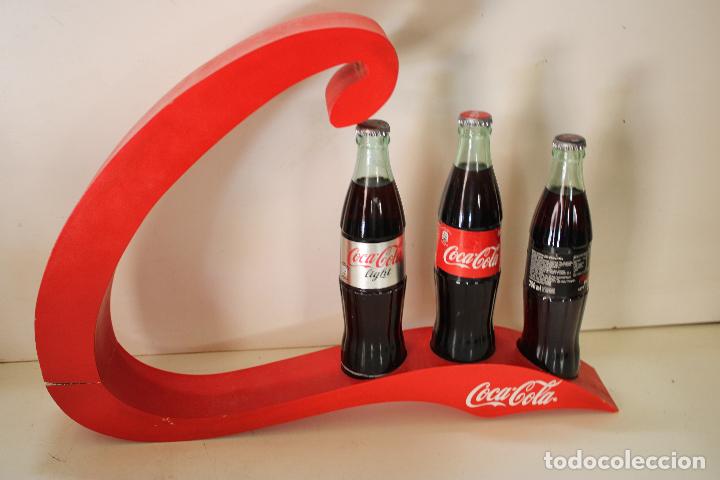 Collecting of Coca-Cola and Pepsi: expositor con 3 botellas cocacola