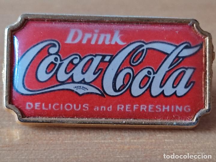 Collecting of Coca-Cola and Pepsi: COCA COLA PIN PINCHO SPORTS 2,7 CM ALTO DELICIOUS AND REFRESHING CARTEL ALGO OPACO