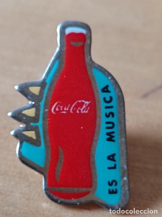 Collecting of Coca-Cola and Pepsi: COCA COLA PIN PINCHO BOTELLA ESTO ES LA MUSICA 2,5 CM GOTA