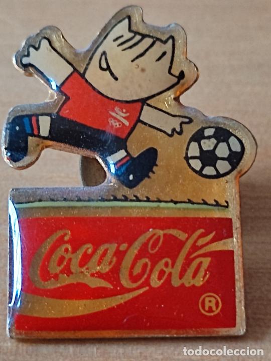 Collecting of Coca-Cola and Pepsi: COCA COLA PIN PINCHO COBI FUTBOL FOOTBALL 2,8CM GOTA ALTO