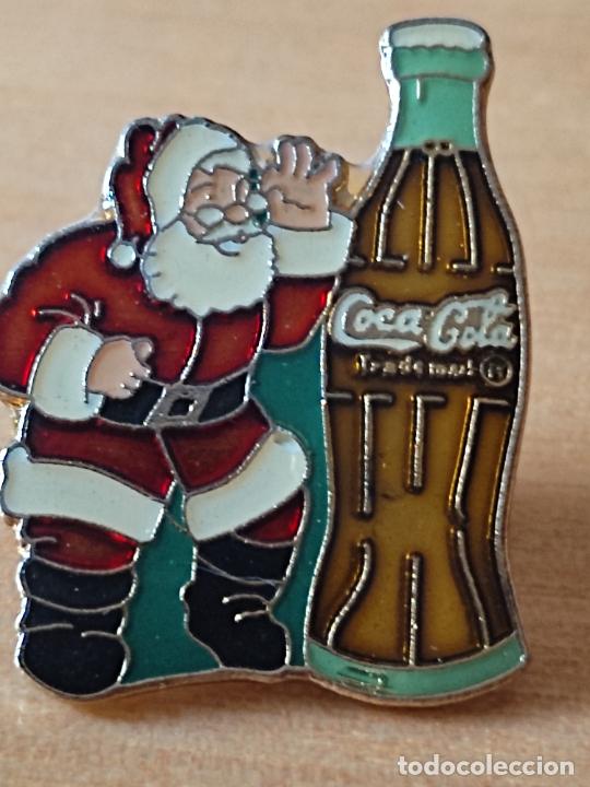 Coleccionismo de Coca-Cola y Pepsi: COCA COLA PIN PINCHO PAPA NOEL NAVIDAD BOTELLA CLASICA CRISTAL 2,7 CM GOTA ALTO