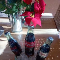 Coleccionismo de Coca-Cola y Pepsi: EXPOSITOR EN FORMA DE HIELO DE COCA COLA CON LAS TRES BOTELLAS.. Lote 383588399