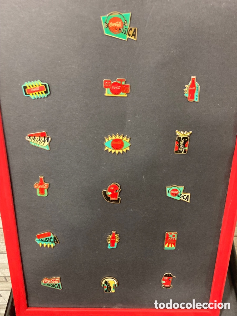 Coleccionismo de Coca-Cola y Pepsi: Cuadro con pins de Coca Cola - Foto 2