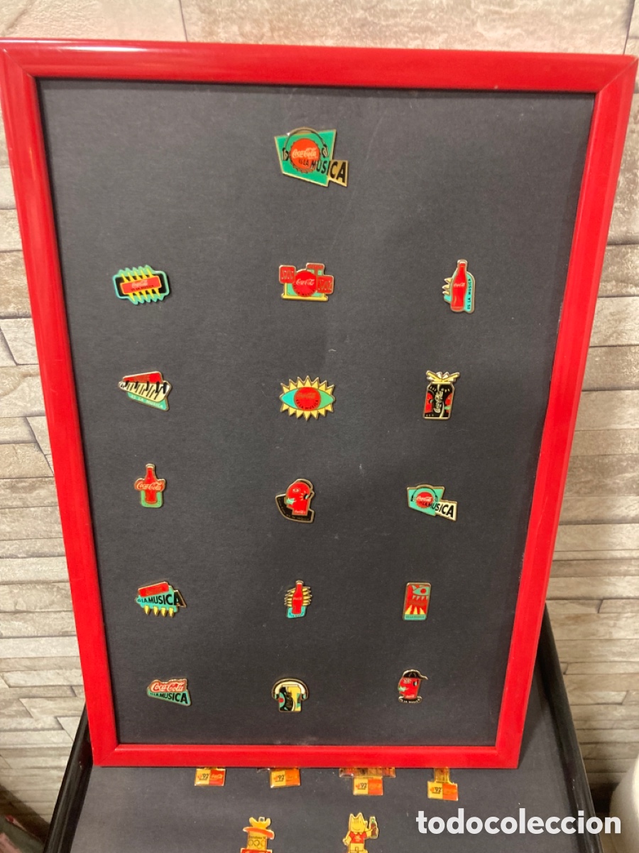 Coleccionismo de Coca-Cola y Pepsi: Cuadro con pins de Coca Cola - Foto 1
