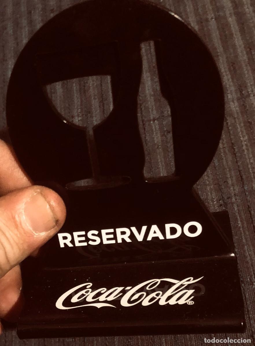 Collecting of Coca-Cola and Pepsi: Distintivo de mesa reservada. Publicitario de Coca-Cola y Royal Bliss, por las 2 caras. Nuevo.