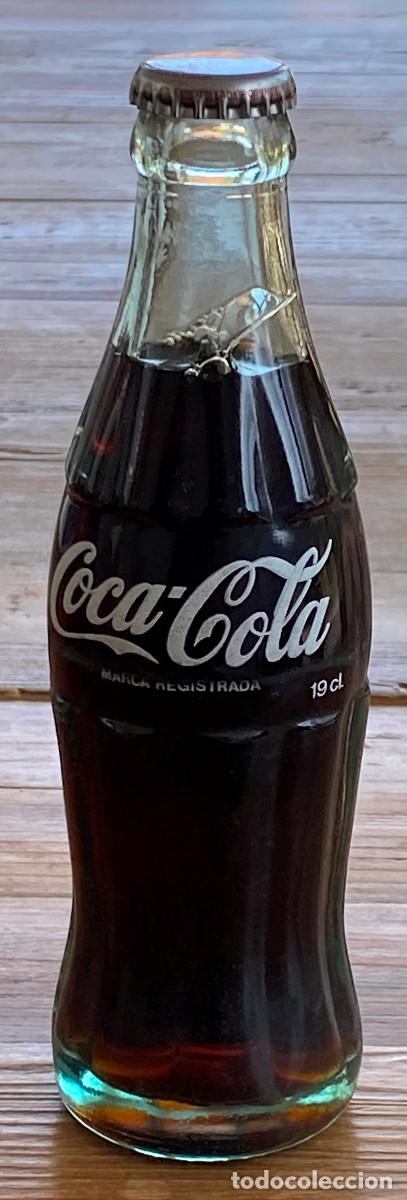 Coleccionismo de Coca-Cola y Pepsi: BOTELLA DE COCA-COLA, SIN ABRIR, 19CL. MIDE 20 CMS. - Foto 3