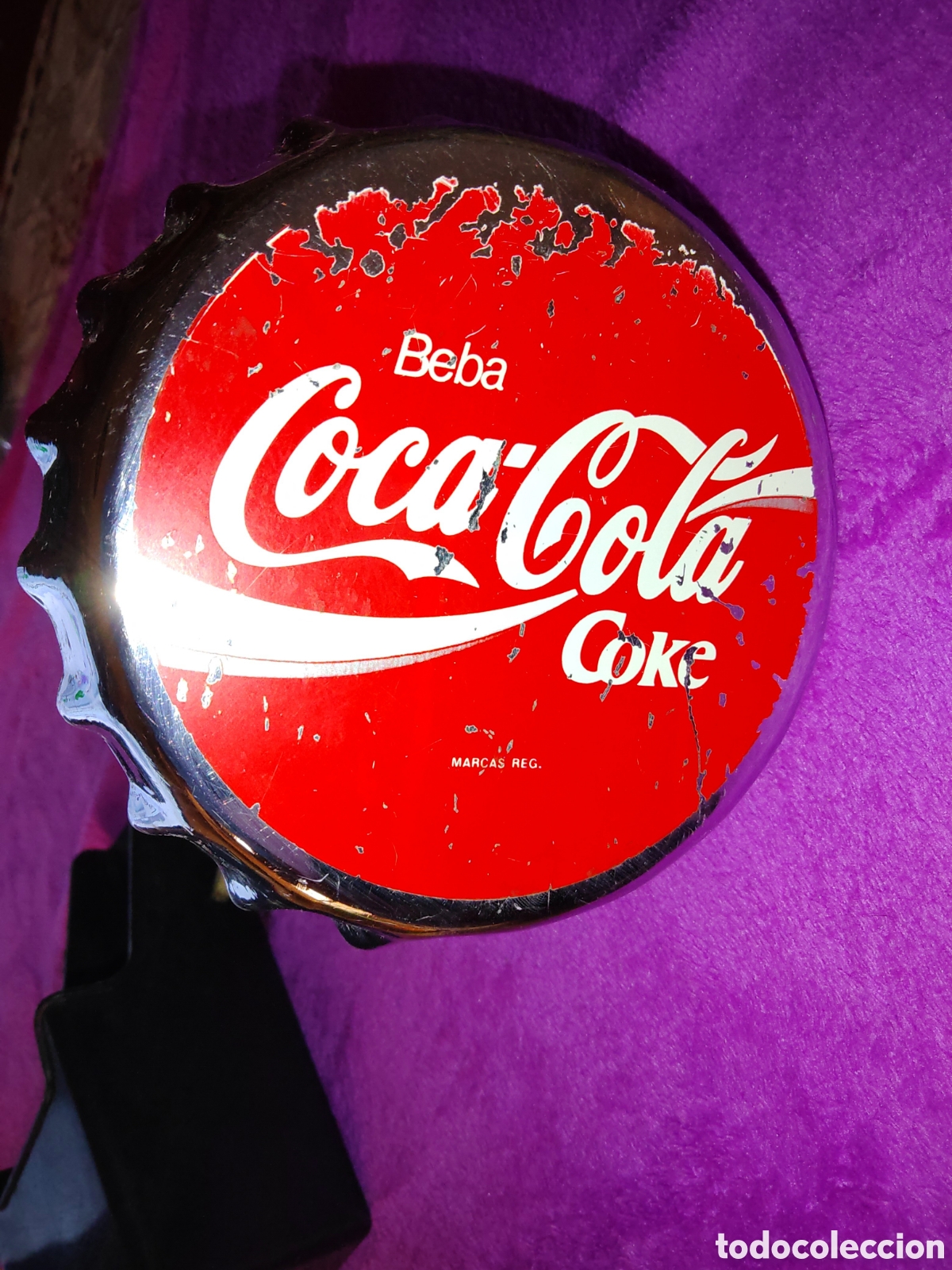 Coleccionismo de Coca-Cola y Pepsi: ABRIDOR DE BARRA CON FORMA DE CHAPA COCA-COLA + RECIPIENTE - Foto 2