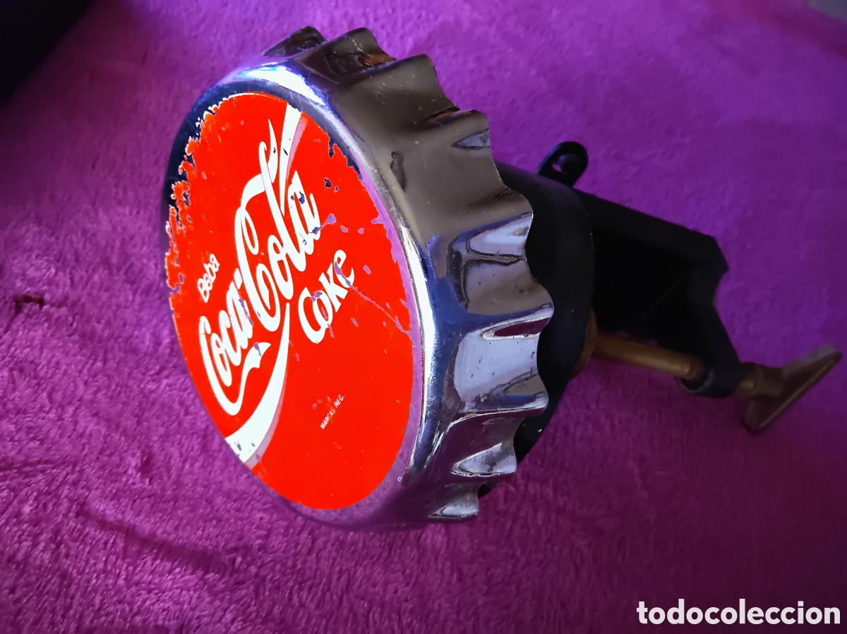 Coleccionismo de Coca-Cola y Pepsi: ABRIDOR DE BARRA CON FORMA DE CHAPA COCA-COLA + RECIPIENTE - Foto 6