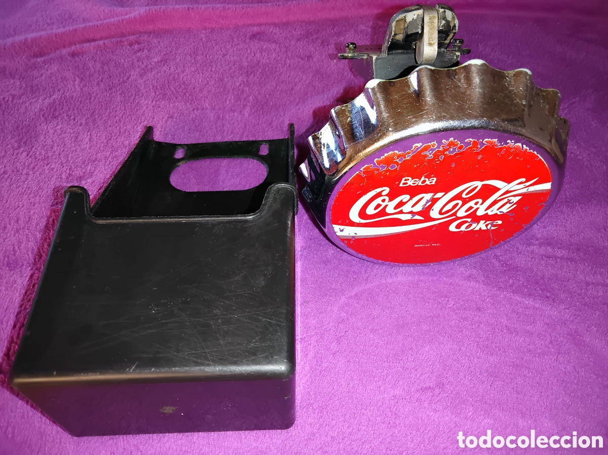 Coleccionismo de Coca-Cola y Pepsi: ABRIDOR DE BARRA CON FORMA DE CHAPA COCA-COLA + RECIPIENTE - Foto 1