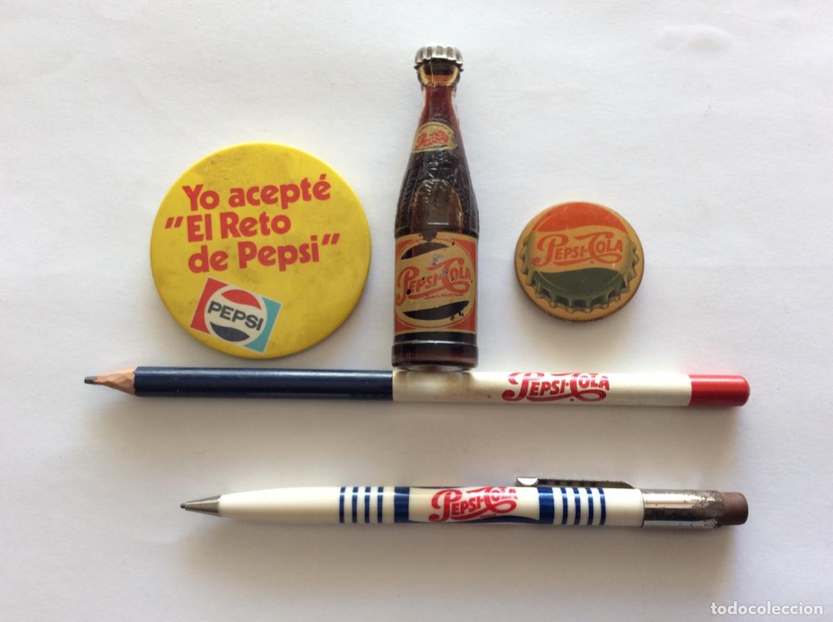 Coleccionismo de Coca-Cola y Pepsi: 5 PUBLICIDAD PEPSI COLA L&Aacute;PIZ PORTAMINAS SCRIPTO BOTELLITA FOTOSIL Y DOS ESCARAPELAS ANTIGUAS