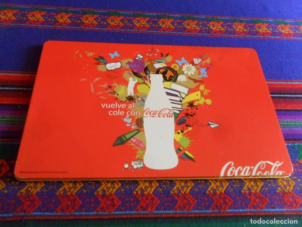 Coleccionismo de Coca-Cola y Pepsi: ESTUCHE L&Aacute;PICES CAJA DE METAL VUELVE AL COLE CON COCA-COLA. 2010. 30X18 CMS. VAC&Iacute;A EN BUEN ESTADO.