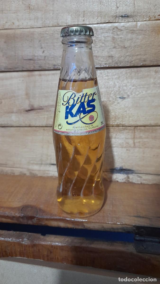Coleccionismo de Coca-Cola y Pepsi: Botella llena con chapa de refresco Bitter Kas - Foto 1