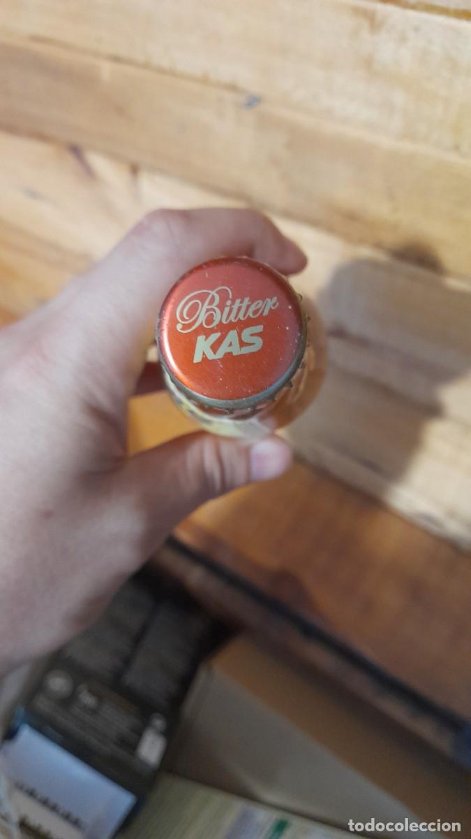 Coleccionismo de Coca-Cola y Pepsi: Botella llena con chapa de refresco Bitter Kas - Foto 2