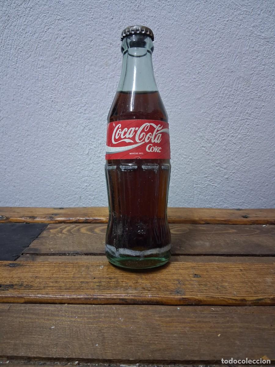 Coleccionismo de Coca-Cola y Pepsi: Botella llena con chapa de refresco Coca Cola - Foto 1