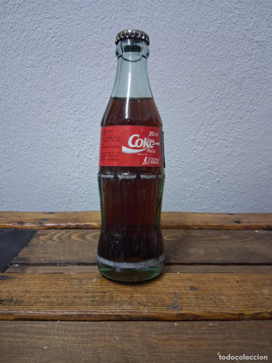 Coleccionismo de Coca-Cola y Pepsi: Botella llena con chapa de refresco Coca Cola - Foto 2