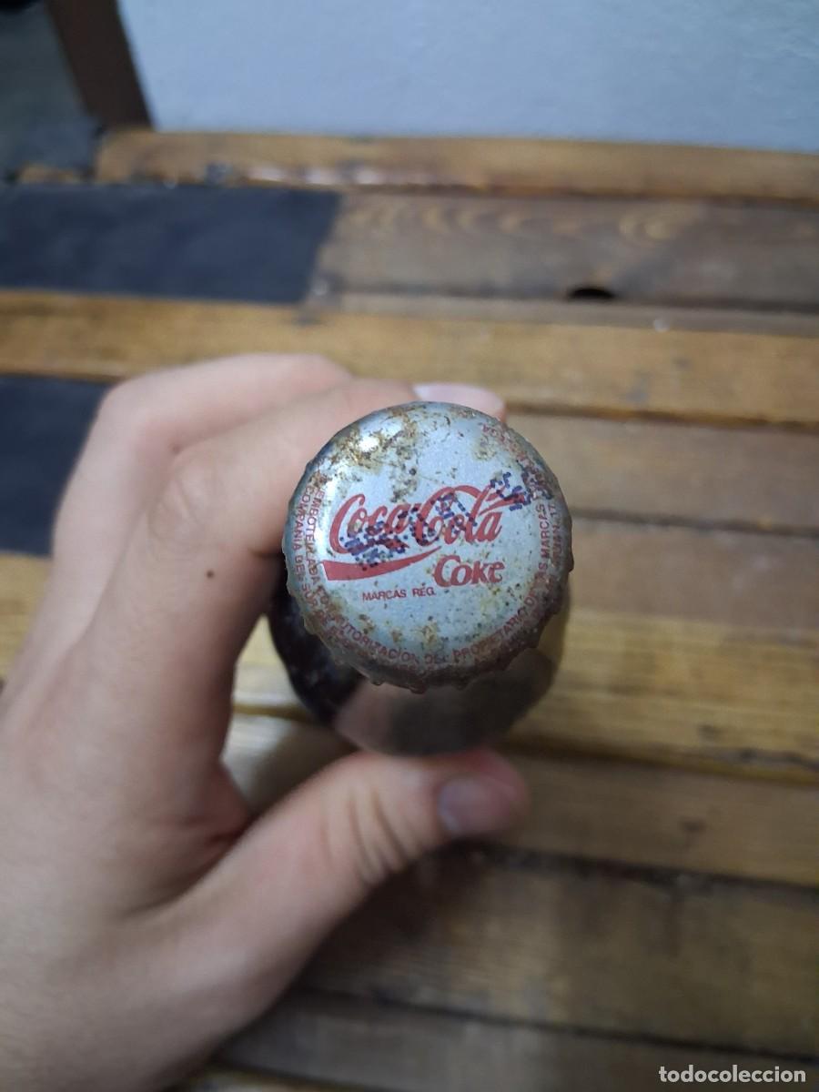 Coleccionismo de Coca-Cola y Pepsi: Botella llena con chapa de refresco Coca Cola - Foto 3
