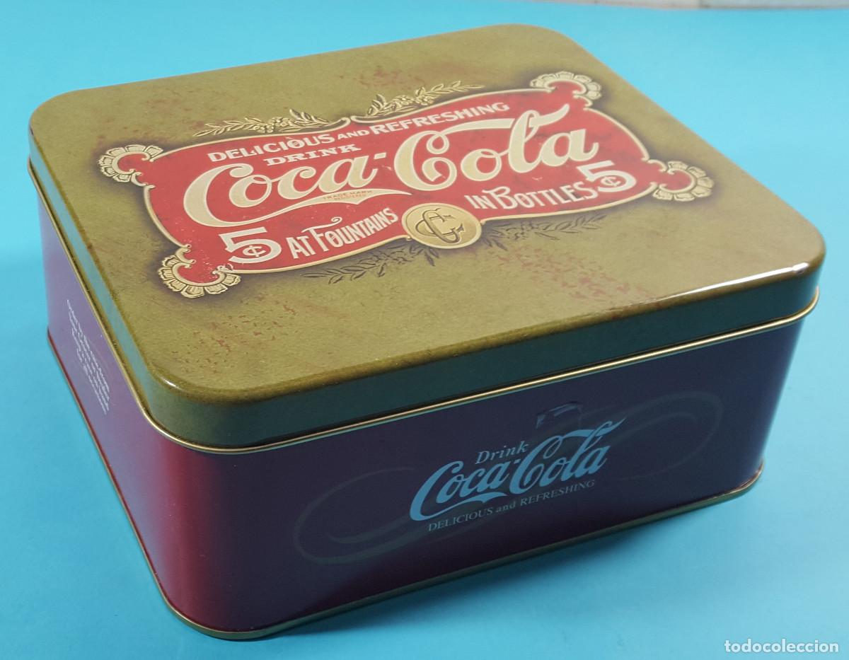 Coleccionismo de Coca-Cola y Pepsi: BONITA LATA CAJA COCA COLA DELICIOUS AND REFRESHING DRINK, ACTUAL,18 X 15 X 7,50 CM, NUEVA