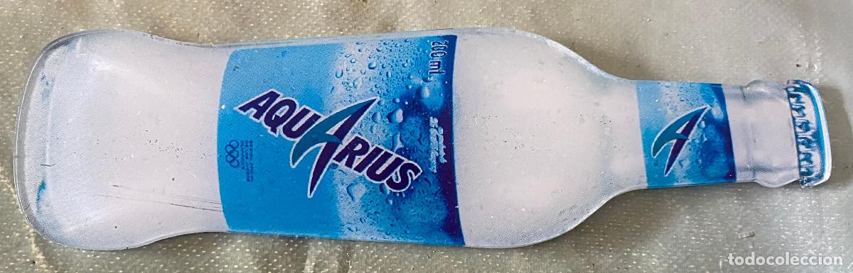 Coleccionismo de Coca-Cola y Pepsi: Botella publicitaria de Aquarius. Silueta de metacrilato para decoraci&oacute;n de bares. 21 cm. de altura.