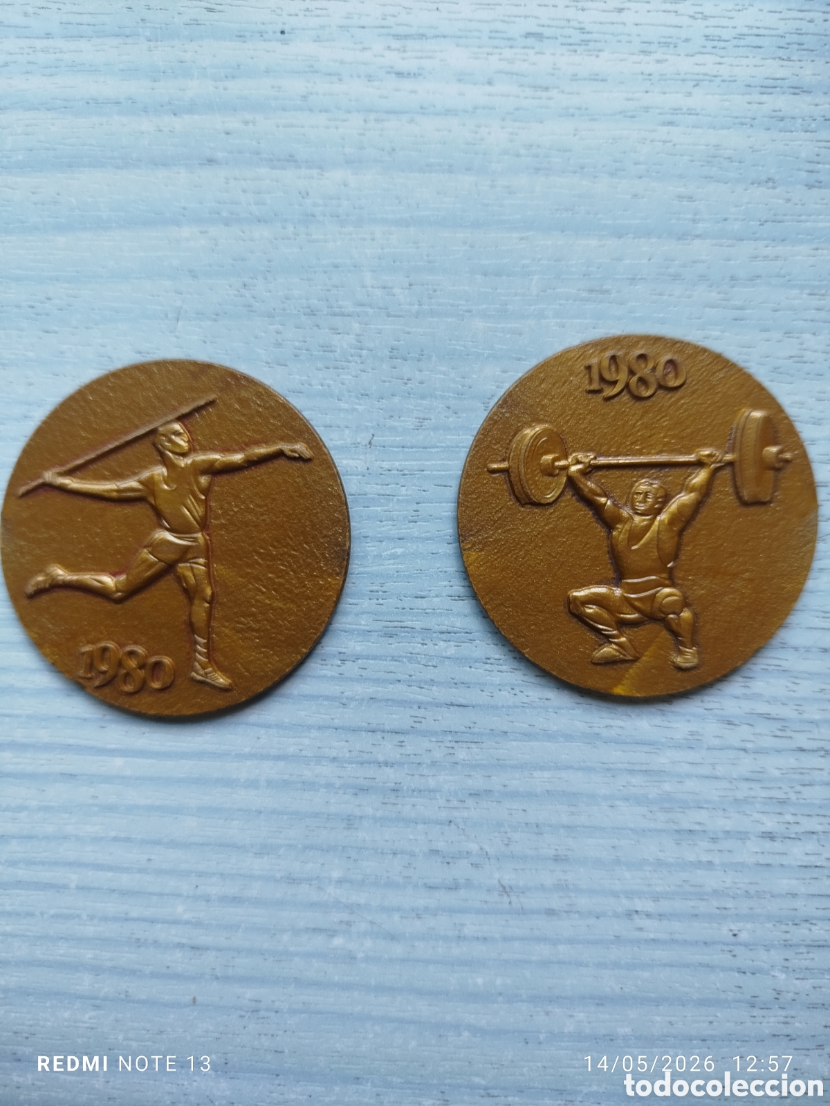 Coleccionismo de Coca-Cola y Pepsi: Dos monedas pl&aacute;stico Cocacola olimpiadas moscu 1980