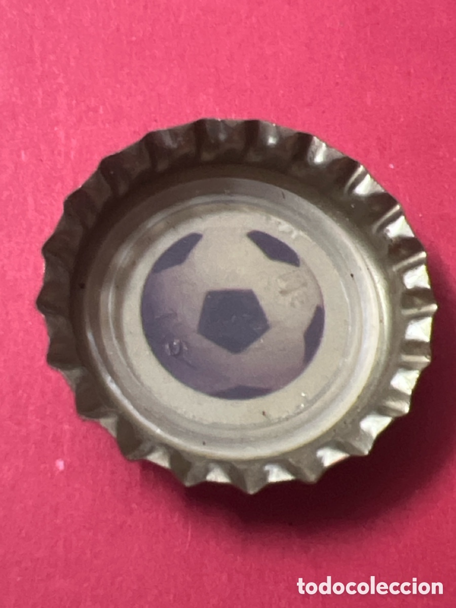 Coleccionismo de Coca-Cola y Pepsi: T4/X43/Q4. CHAPA COCA COLA - BAL&Oacute;N DE F&Uacute;TBOL - SIN ABRIR