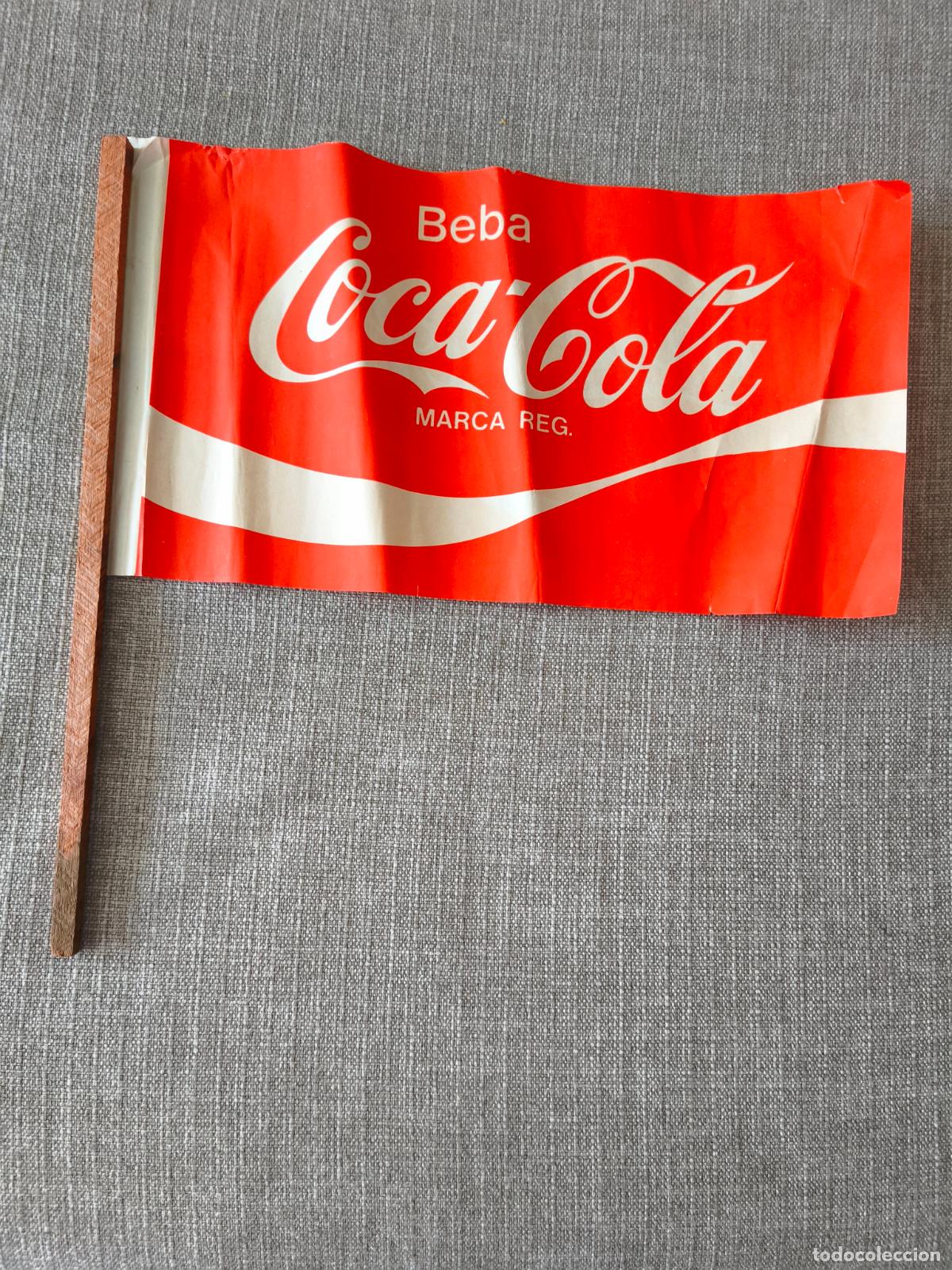 Coleccionismo de Coca-Cola y Pepsi: Bandera de Coca-Cola de papel y madera, a&ntilde;os 60. Bien conservada