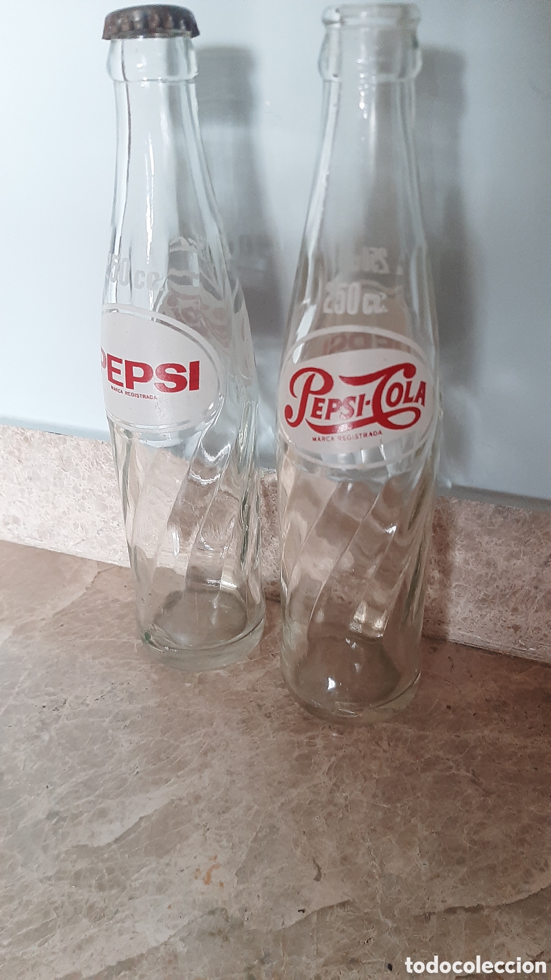 Coleccionismo de Coca-Cola y Pepsi: Dos botellas con chapa Pepsi a&ntilde;os 60-70