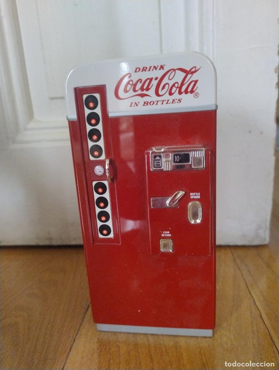 Coleccionismo de Coca-Cola y Pepsi: HUCHA METALICA -COCA-COLA 1995 - NEVERA MAQUINA EXPENDEDORA VENDING - COCAOLCA COKE