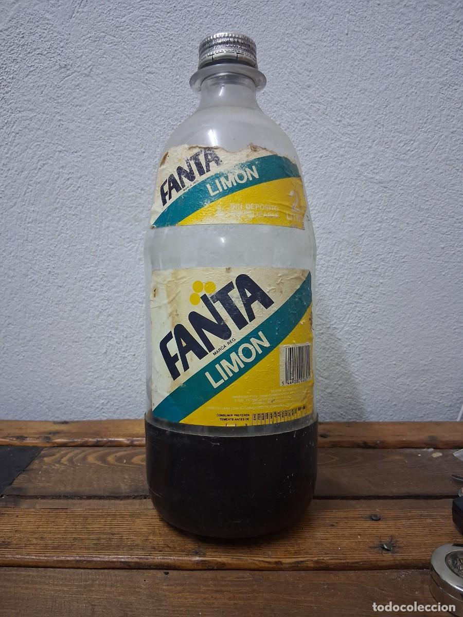 Coleccionismo de Coca-Cola y Pepsi: Botella con chapa rosca grande de refesco Fanta lim&oacute;n Surbega M&aacute;laga