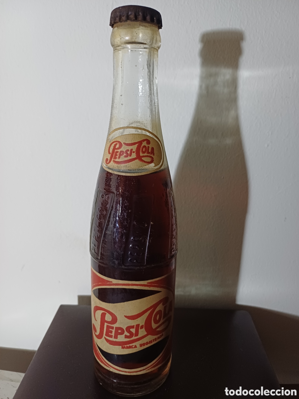 Coleccionismo de Coca-Cola y Pepsi: Antigua botella serigrafiada Pepsi Cola embotellada en Espa&ntilde;a 25 o 30 cl