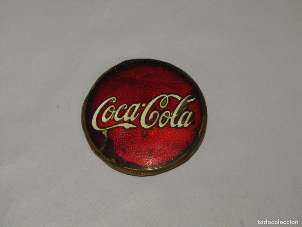 Coleccionismo de Coca-Cola y Pepsi: Antigua Chapa Insignia en Lat&oacute;n y Esmalte de Representante o Repartidor de COCA COLA - A&ntilde;o 1950-60s.