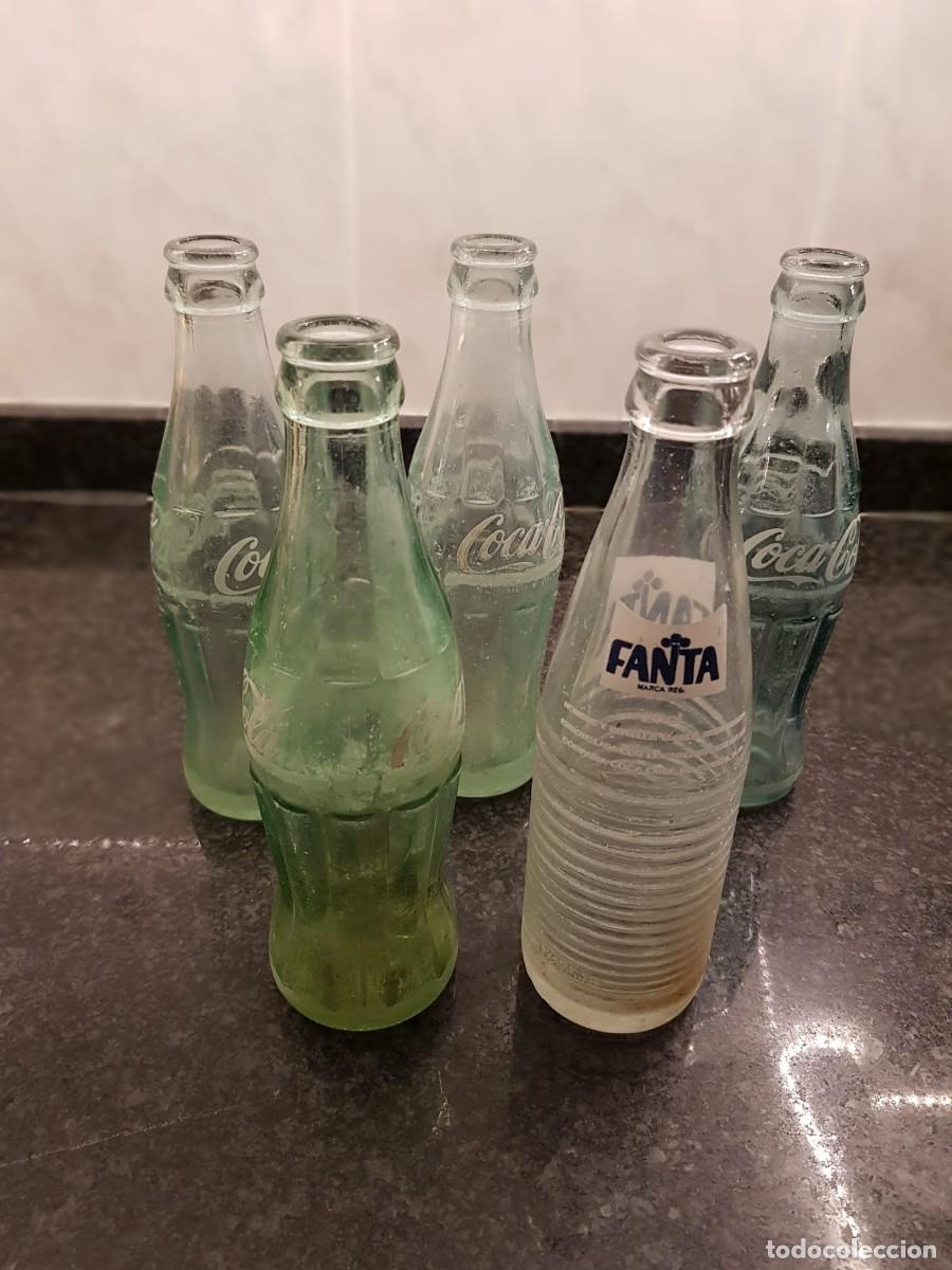 Coleccionismo de Coca-Cola y Pepsi: LOTE DE 5 BOTELLAS ANTIGUAS DE COCA COLA Y FANTA