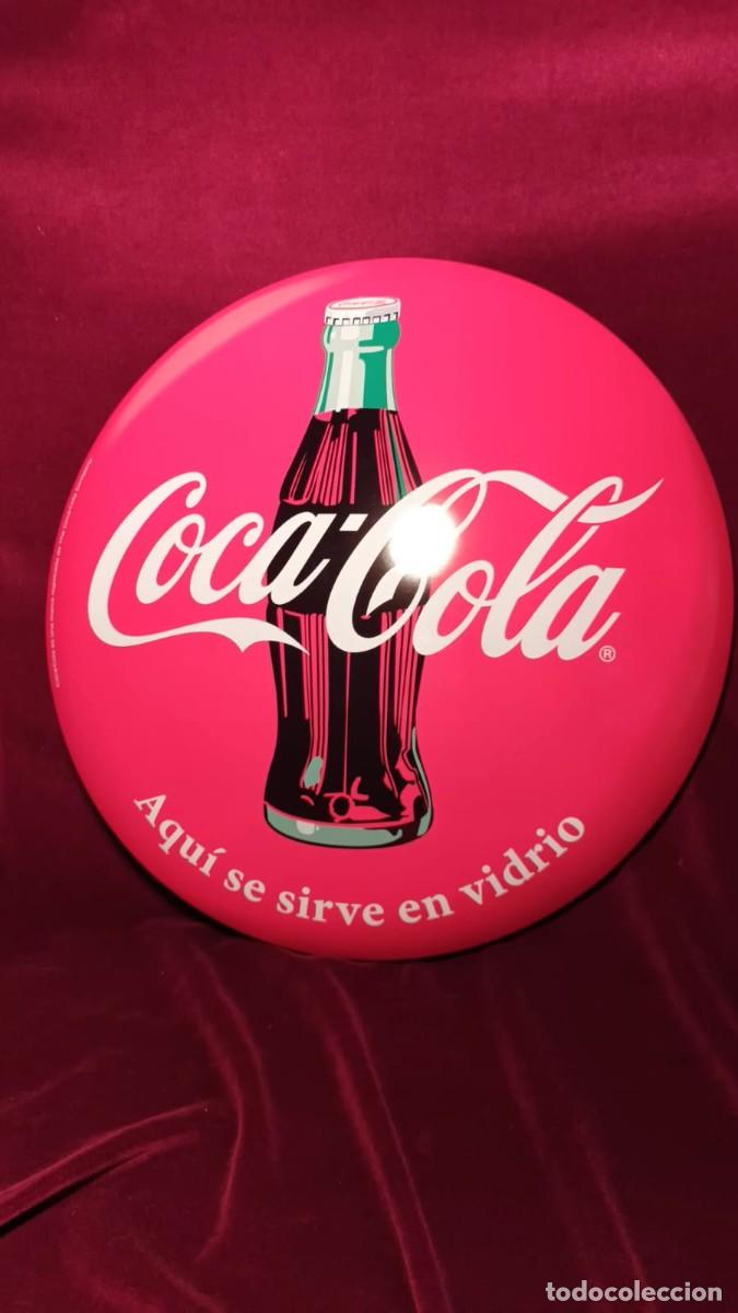 Coleccionismo de Coca-Cola y Pepsi: COCACOLA-SOPORTE EN CHAPA -ANUNCIO CON EL LOGOTIPO - AQU&Iacute; SE SIRVE EN VIDRIO.