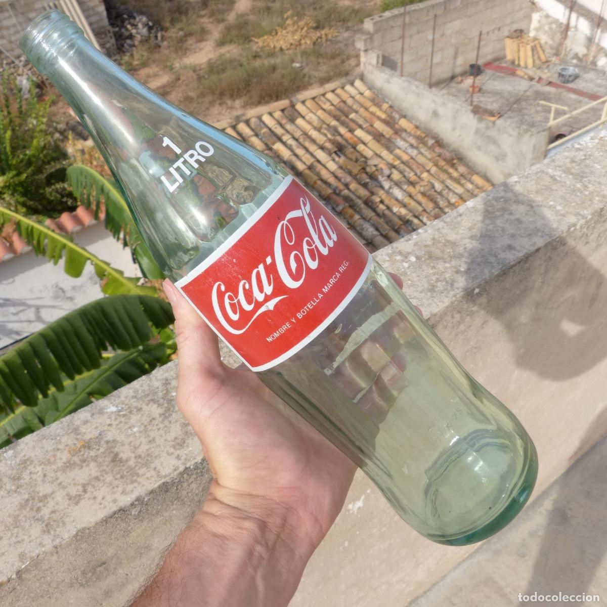 Coleccionismo de Coca-Cola y Pepsi: Antigua botella de vidrio con serigrafia en rojo y blanco, coca cola 1 lt , sin tapon. 1003gr, 33cm.