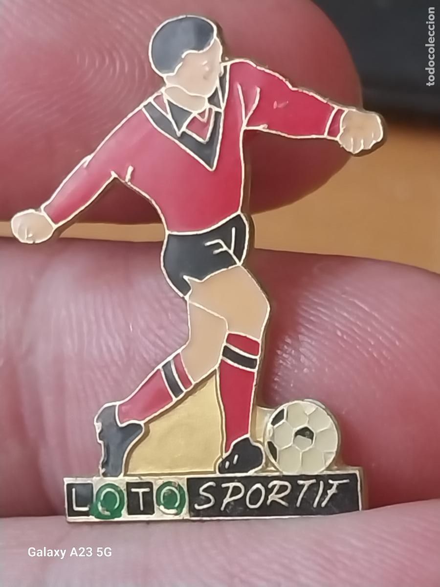 Coleccionismo de Coca-Cola y Pepsi: LOTO SPORTIF FUTBOL FIGURA FUTBOLISTA ESMALTADA PIN PINCHO GOTA 3CMS ALTO VINTAGE