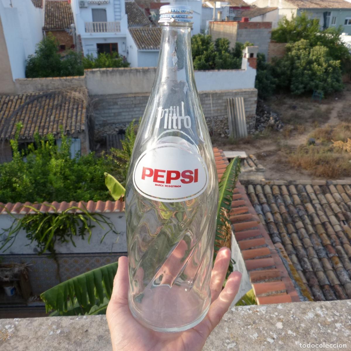 Coleccionismo de Coca-Cola y Pepsi: Botella de vidrio, refresco pepsi cola litro, con tapon. 31cm, 868gr.