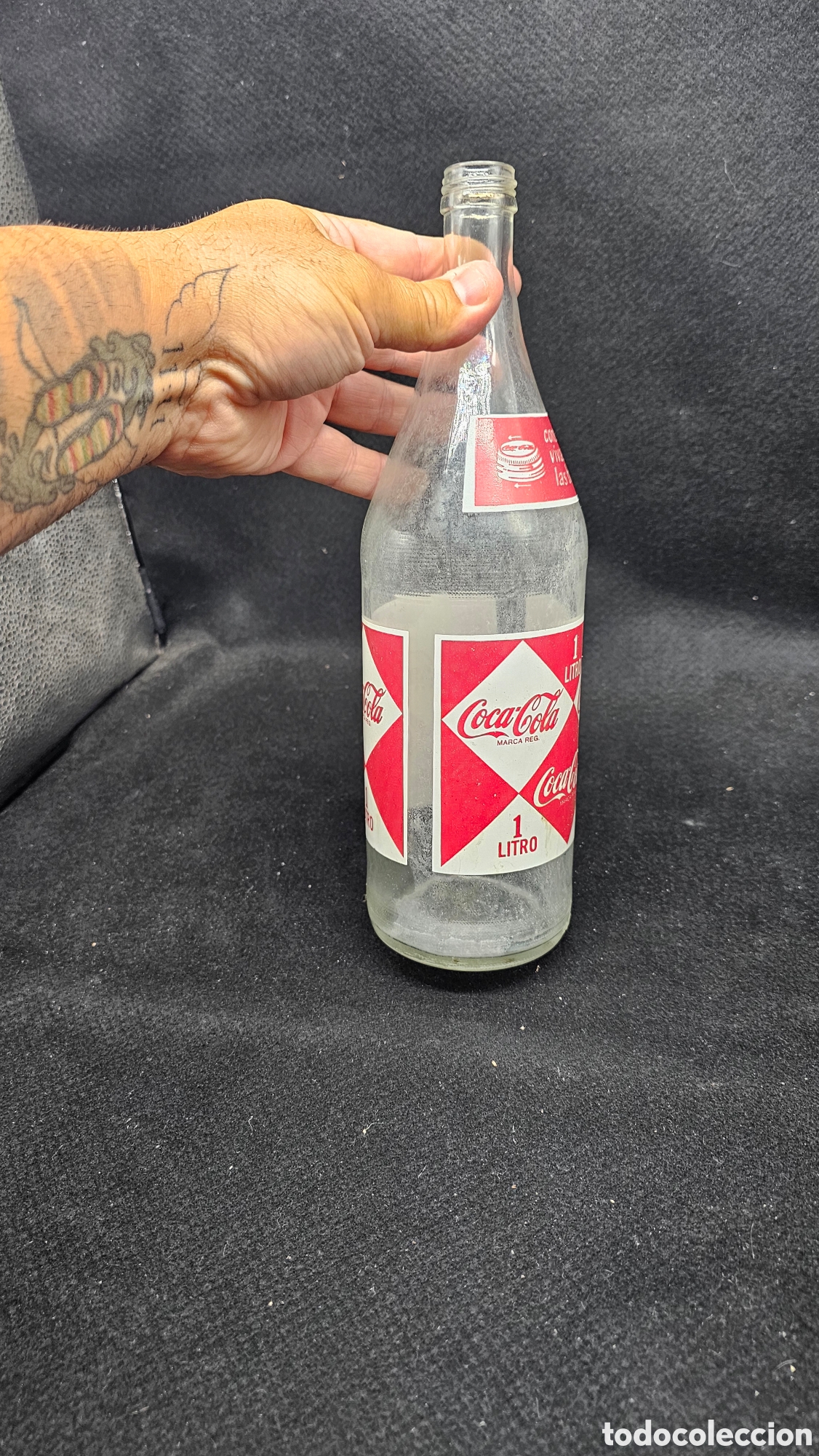 Coleccionismo de Coca-Cola y Pepsi: antigua botella de vidrio de Coca-Cola de 1litro con el dise&ntilde;o de rombos / diamante d&eacute;cada de los 60