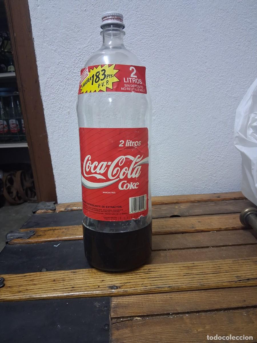 Coleccionismo de Coca-Cola y Pepsi: Botella de 2 litros Coca cola edici&oacute;n aferta 183 pesetas tapon chapa M&aacute;laga Surbega