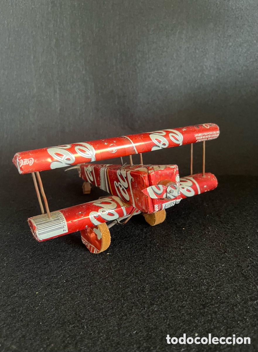 Coleccionismo de Coca-Cola y Pepsi: Biplano hecho con latas de Coca-Cola