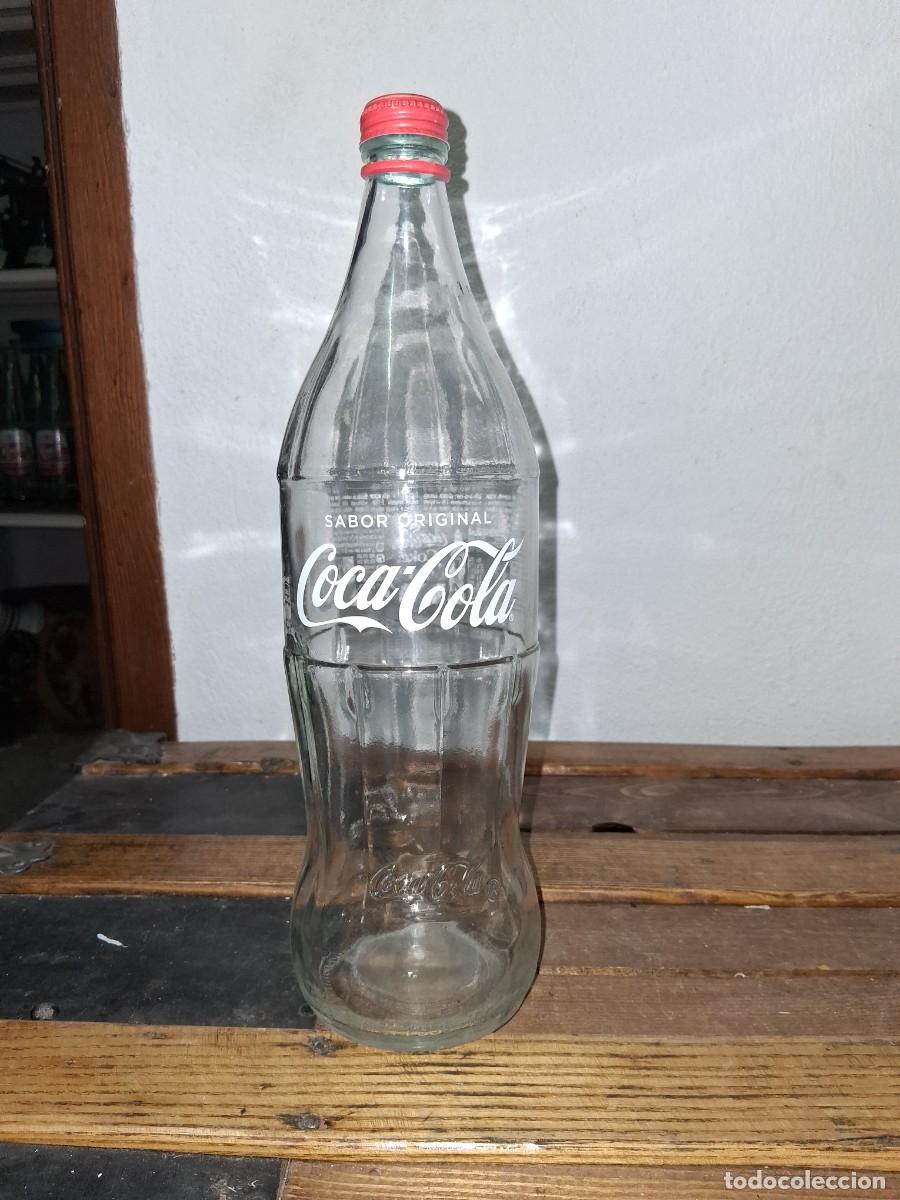 Coleccionismo de Coca-Cola y Pepsi: Botella con tapon chapa Coca Cola 1 litro serigrafiada y en relieve