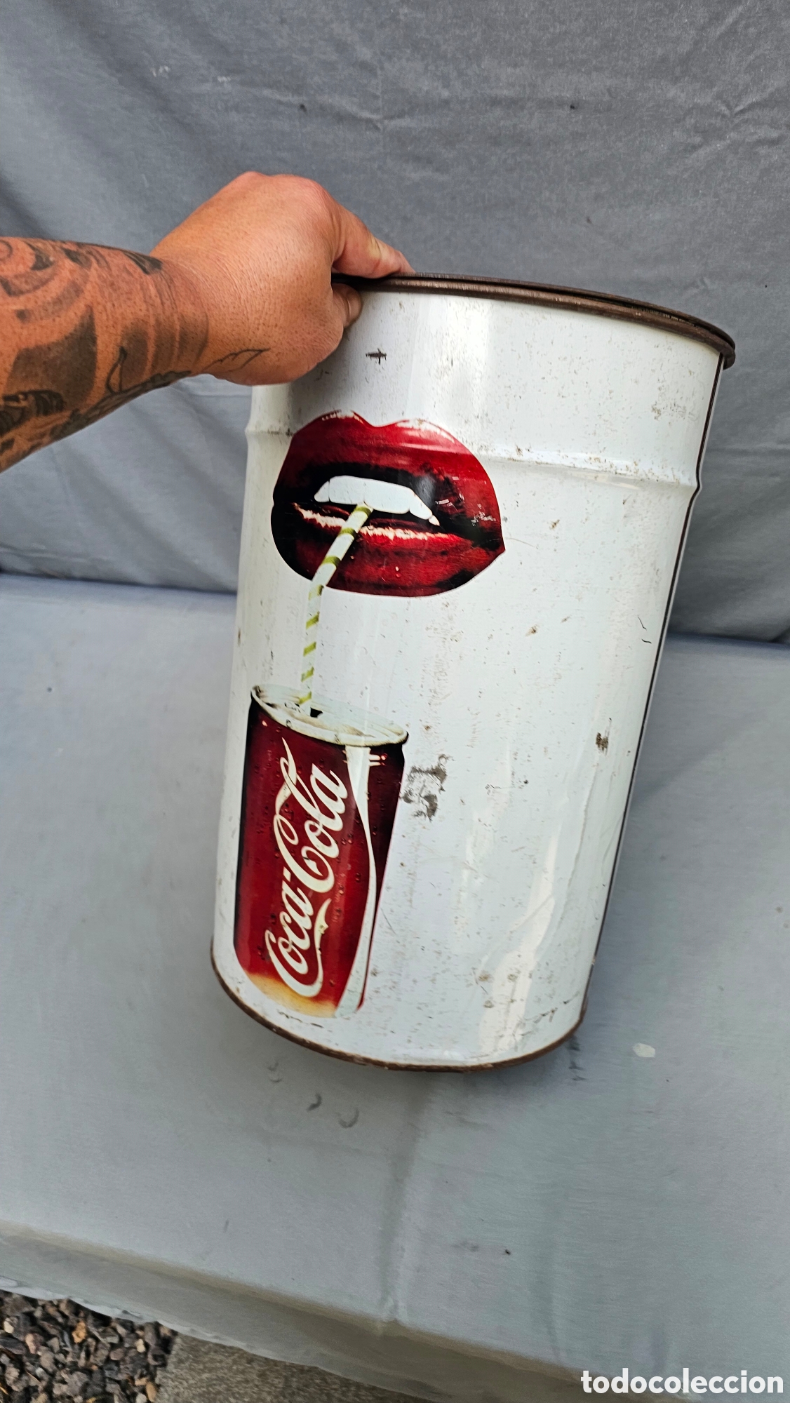 Coleccionismo de Coca-Cola y Pepsi: Antiguo taburete / caja / papelera de metal publicitaria de Coca-Cola
