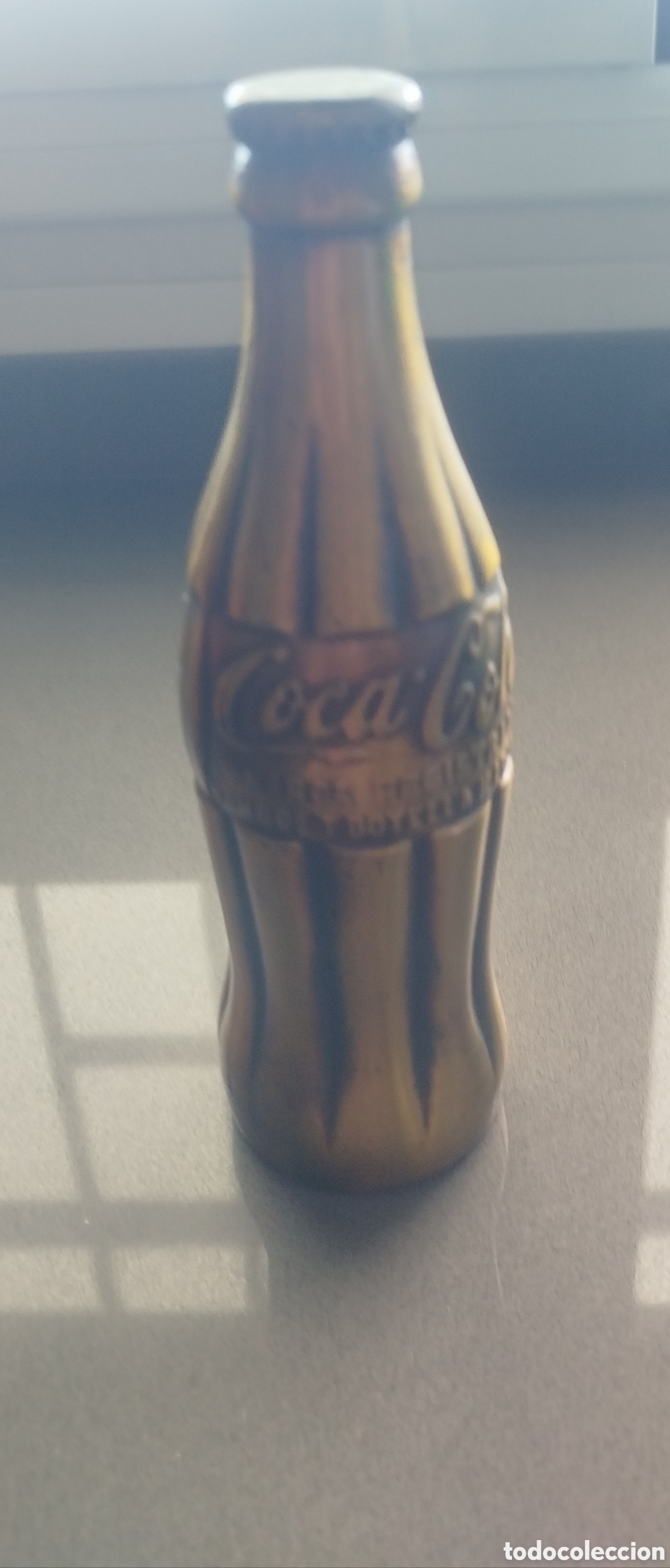 Coleccionismo de Coca-Cola y Pepsi: Botella de Coca-Cola Dorada de Colecci&oacute;n (Metal / Bronce) - Figura Decorativa Vintage