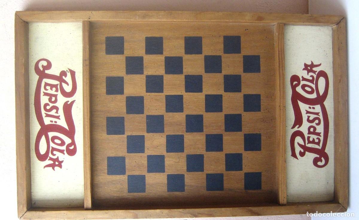 Coleccionismo de Coca-Cola y Pepsi: PEPSI-COLA TAPA DE MADERA DE CAJA CON TABLERO DE AJEDREZ O DAMAS ORIGINAL